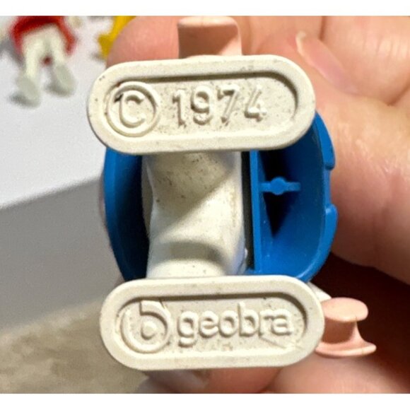 Vintage Playmobil Figures Set Of 3 Grandma Woman Blue Hat Geobra Blue Yellow Red - Picture 9 of 9